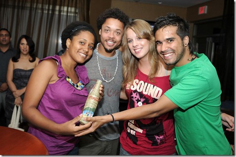 Ganadora Botella Coca Cola Caridad Robles junto a Tony, Kelly y Toño