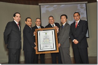 Sandy Filpo, Luis Caraballo, Toyo Kodama y Jose Camacho, entregan premio a CRUZ LORA & ASOC., en la  categoria Mediana Empresa