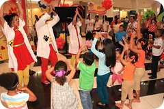 Foto 10 - Niños disfrutando de la fiesta con Heladín.
