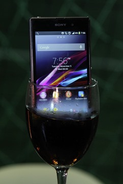 Sony Xperia en copa con Vino